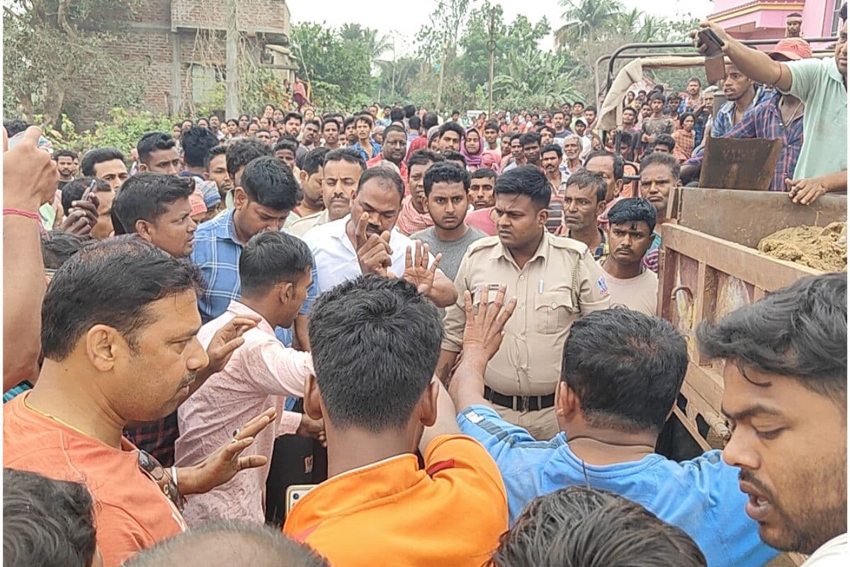 WB News : विदबिहार के अजयपल्ली में ट्रैक्टर से कुचल कर बाइकर की मौत, शव को रख किया चक्काजाम