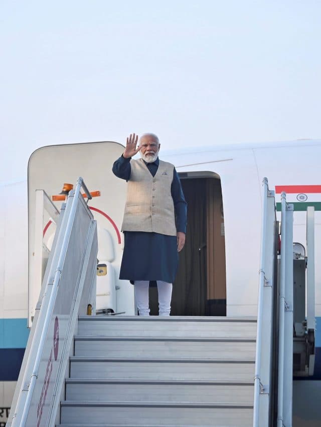 प्रधानमंत्री नरेंद्र मोदी का भूटान में भव्य स्वागत