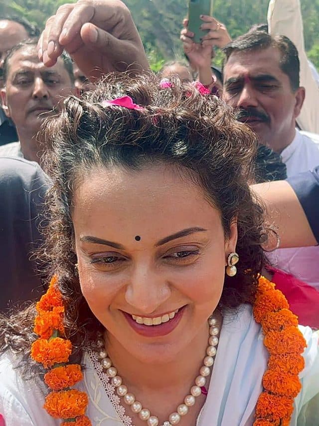 सियासत के मंच पर फिल्मी सितारे