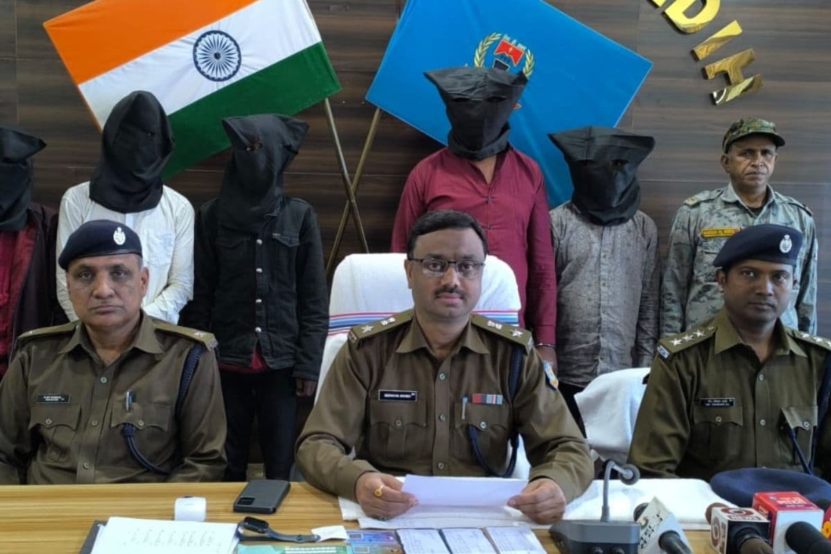 झारखंड: मेडिकल इमरजेंसी का बहाना बनाकर ठगी करनेवाले पांच साइबर अपराधी अरेस्ट, मोबाइल व स्मार्टवॉच बरामद