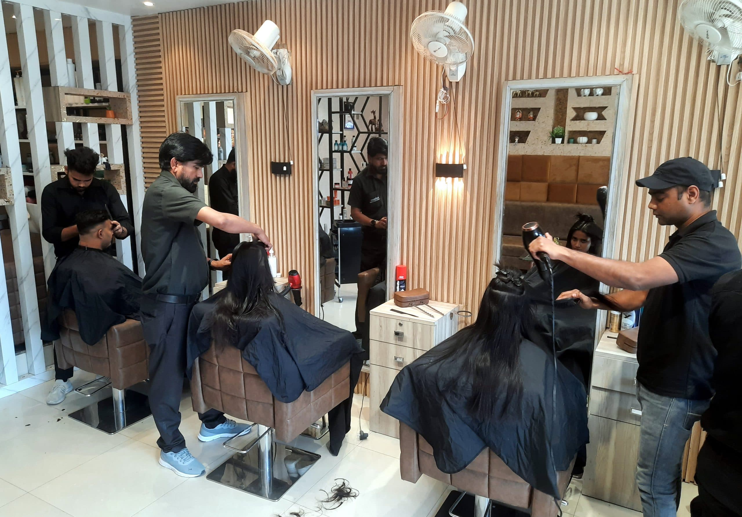 यूनिसेक्स सैलून का बढ़ा प्रचलन, एक ही छत के नीचे यहां महिला-पुरुष दोनों के लिए होती यह व्यवस्था