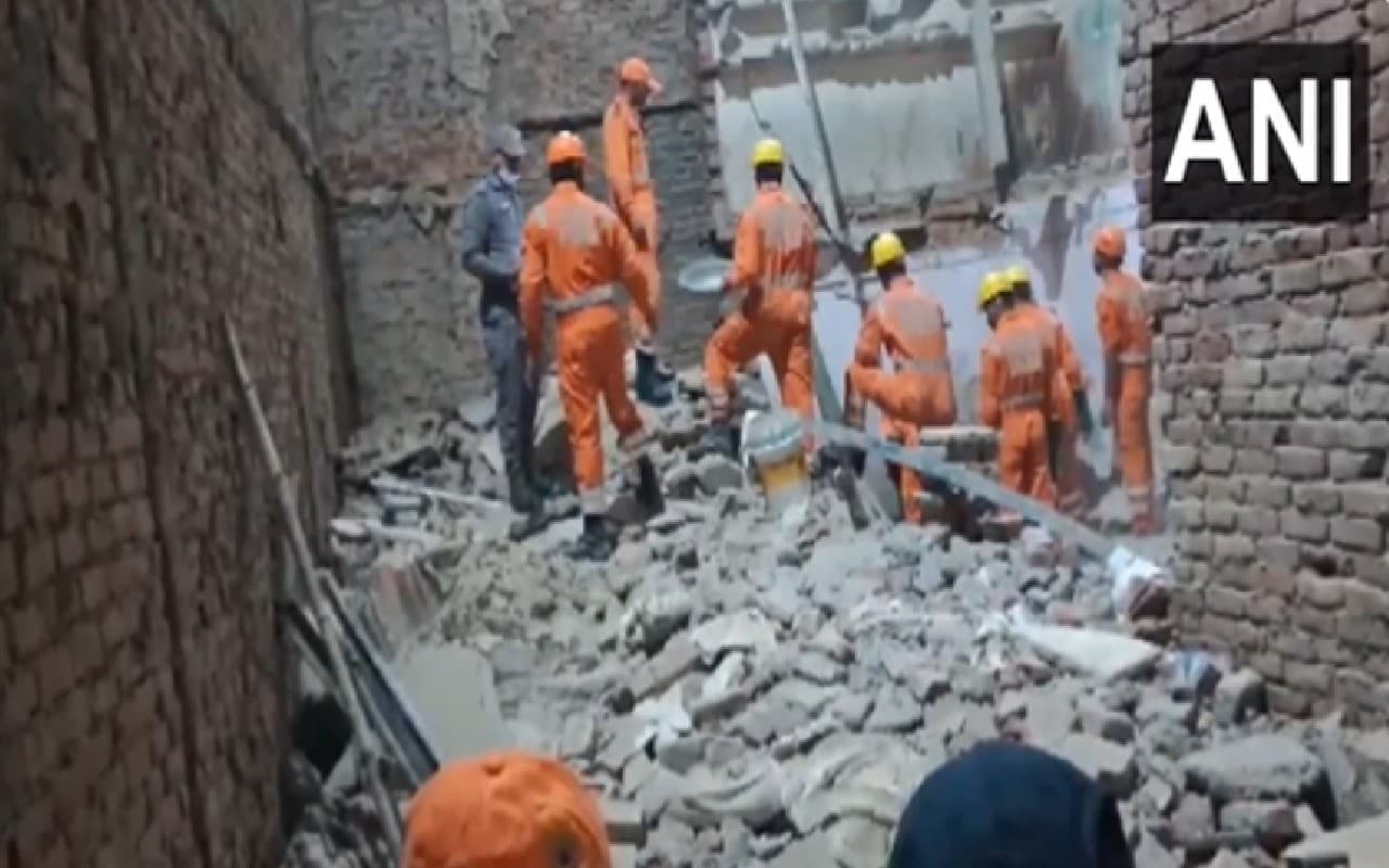 दिल्ली के कबीर नगर इलाके में दो मंजिला इमारत गिरी, 2 की मौत, एक गंभीर रूप से घायल
