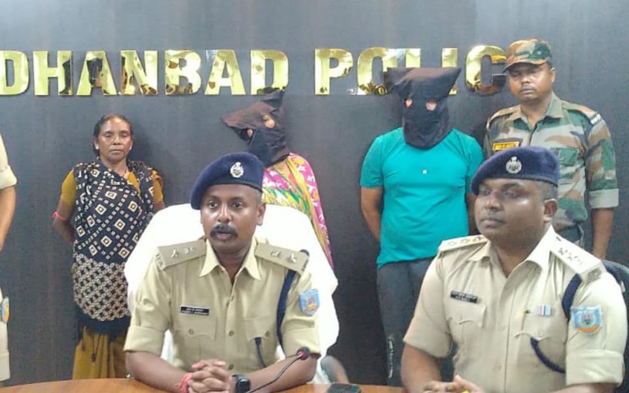 मुंगेर से अवैध हथियार लाकर धनबाद में बेचने वाले मां-बेटे गिरफ्तार, ऐसे चढ़े पुलिस के हत्थे