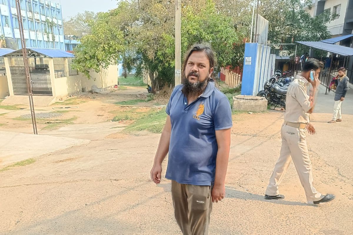 धनबाद में मां को जिंदा बताकर चार दिनों तक घर में रखा शव, मृत घोषित करने पर डॉक्टरों से उलझा