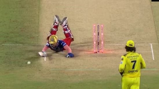 IPL 2024: MS Dhoni ने अनुज रावत को किया शानदार रन आउट, देखें वीडियो