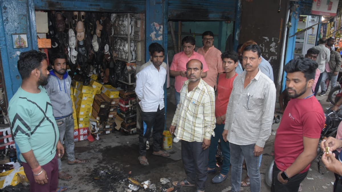 धनबाद : पुराना बाजार में पेट्रोल छिड़क जूता दुकान में लगायी आग, 30 हजार का नुकसान