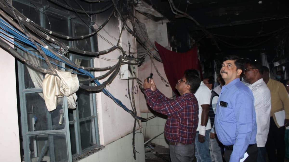 धनबाद : इलेक्ट्रिक पैनल में शॉट सर्किट के बाद गोदाम तक फैली आग