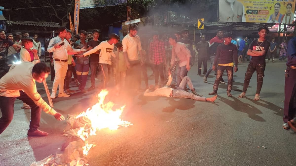 धनबाद : झरिया में युवक की गला रेत कर हत्या, तोड़फोड़, सड़क जाम