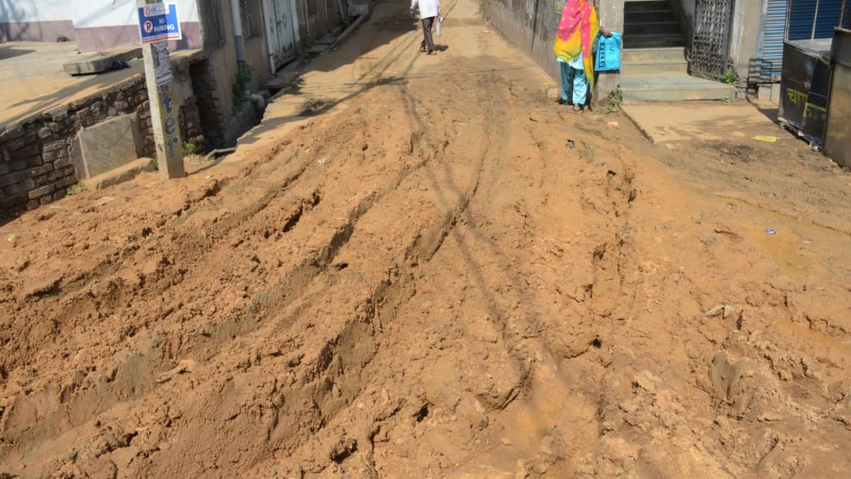 धनबाद : वासेपुर पुल बना लोगों के लिए परेशानियों का सबब, हर दिन हो रही है दुर्घटना