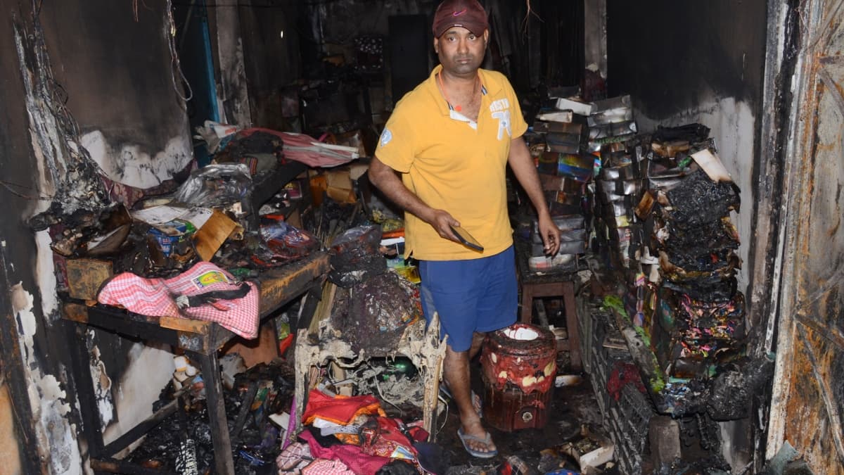 धनबाद : पुराना बाजार की छह दुकानों में लगी आग, 40 लाख से अधिक का नुकसान