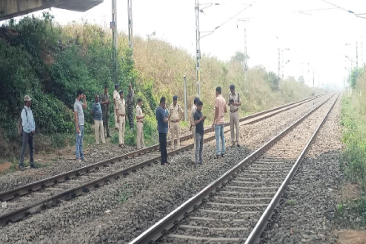 दुमका के रेलवे ट्रैक से युवक का सिर कटा शव बरामद, हत्या की जतायी जा रही है आशंका