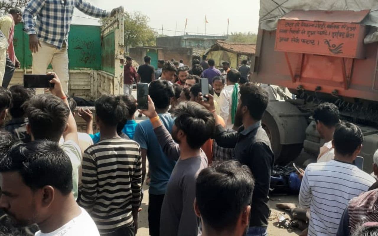 दुमका के हंसडीहा में भीषण सड़क हादसा, 3 की मौत, आक्रोशित लोगों की रोड जाम