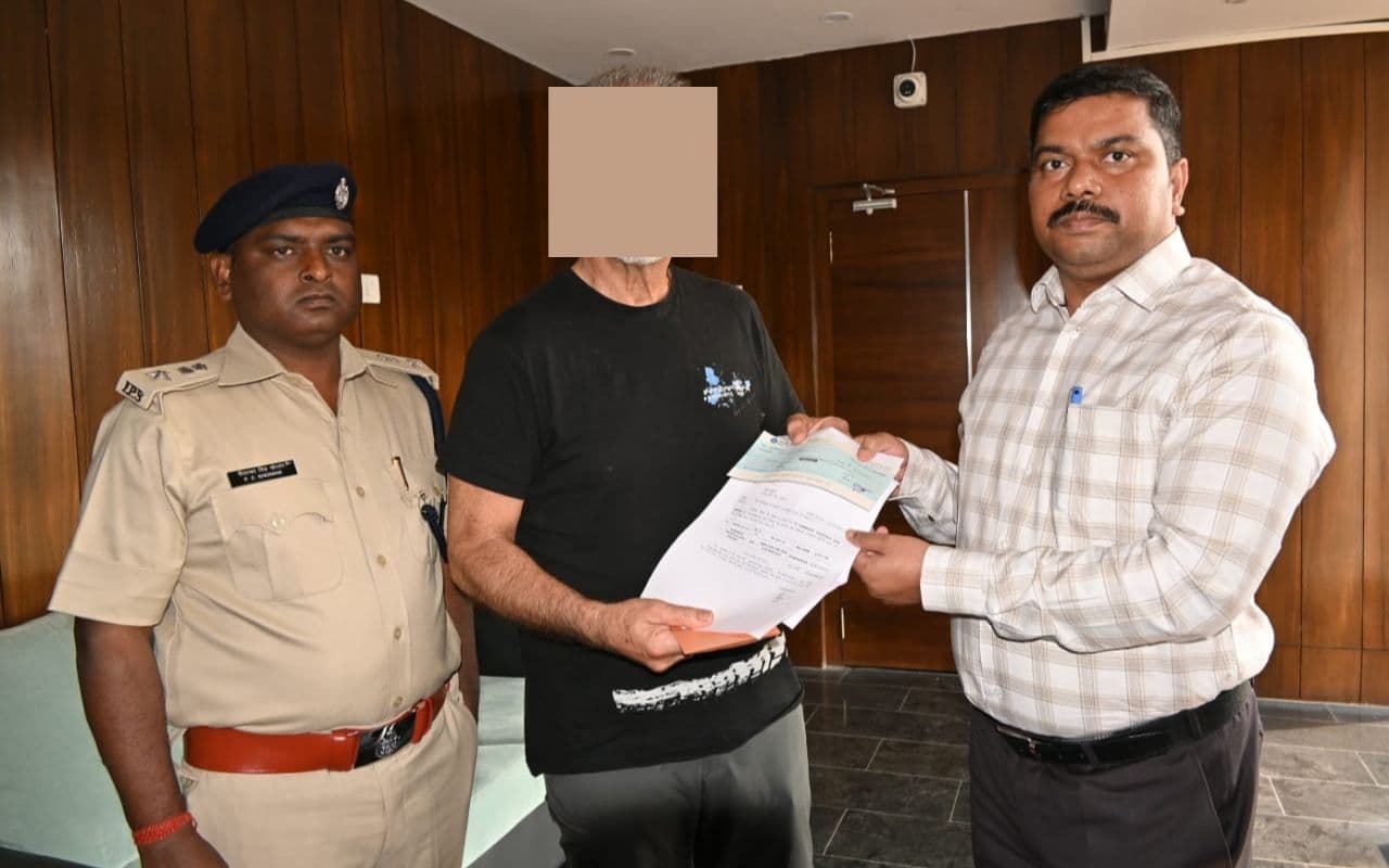 दुमका में गैंगरेप की पीड़ित स्पेन की टूरिस्ट को मिला 10 लाख रुपए का मुआवजा, पति को सौंपा गया चेक