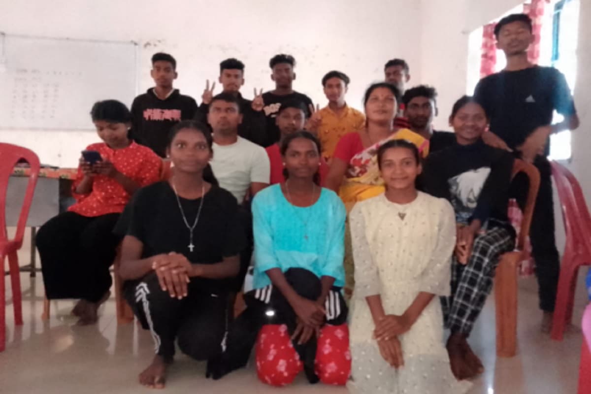 असम से 19 सदस्यीय छात्र-छात्राओं का दल भ्रमण के लिए पहुंचा डुमरी