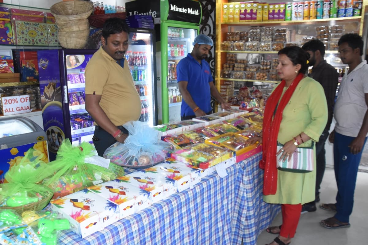 देवघर : होली के आते ही इन चीजों की बढ़ी डिमांड, लोग जमकर कर रहे हैं खरीदारी