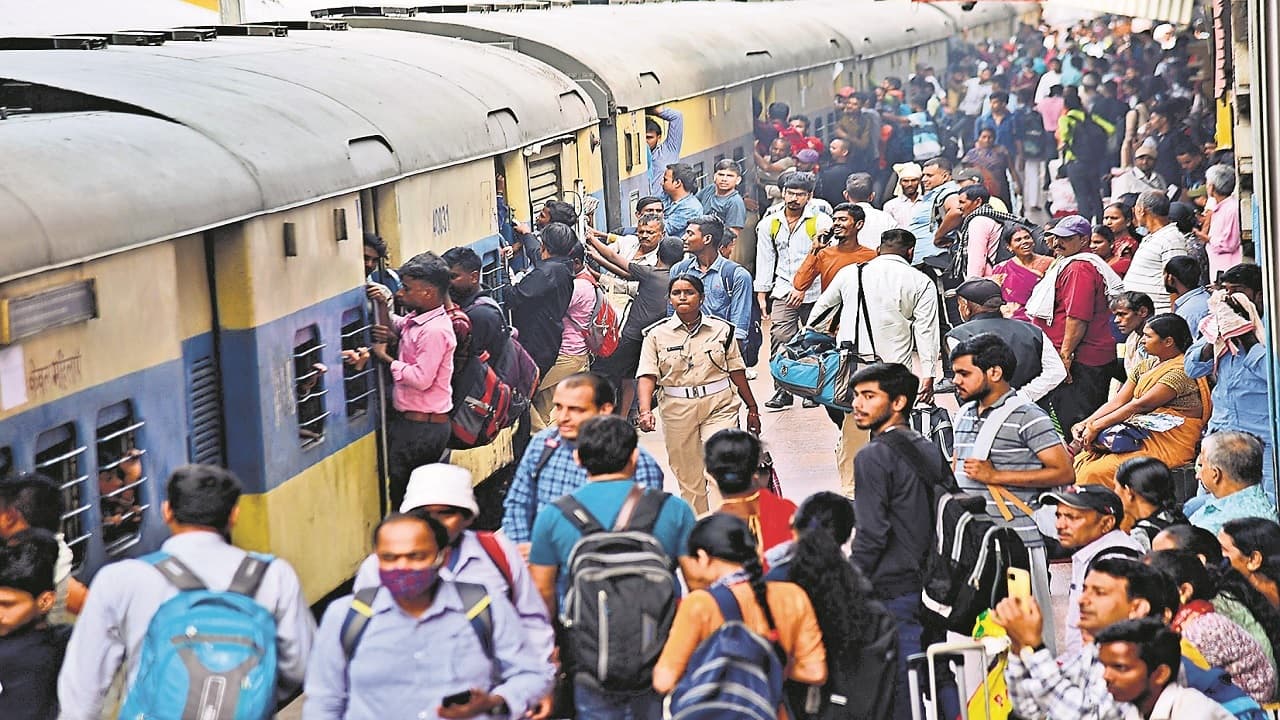 पटना जंक्शन पर रेलयात्री के वेश में घूम रहा चोर गिरोह, जानिए कैसे आपके सामान को बनाता है निशाना..