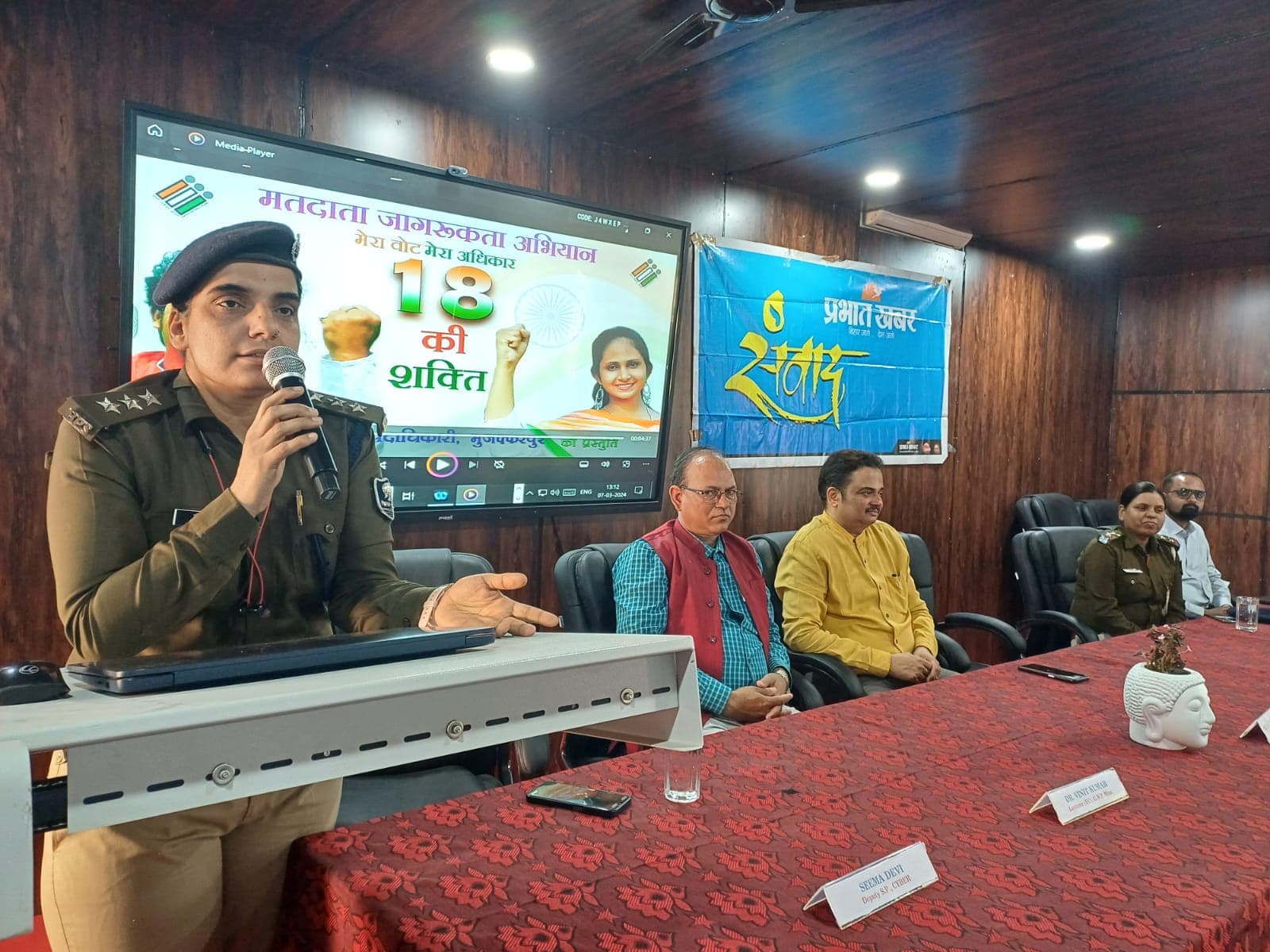 Women's Day: लोकतंत्र की मजबूती के लिए आधी आबादी का शत प्रतिशत मतदान जरूरी