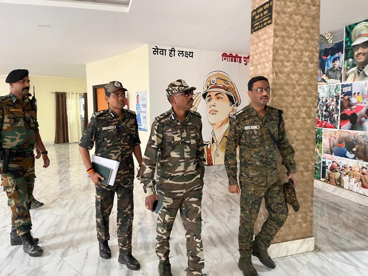 आईजी व डीआईजी ने नक्सल प्रभावित बूथों का किया निरीक्षण