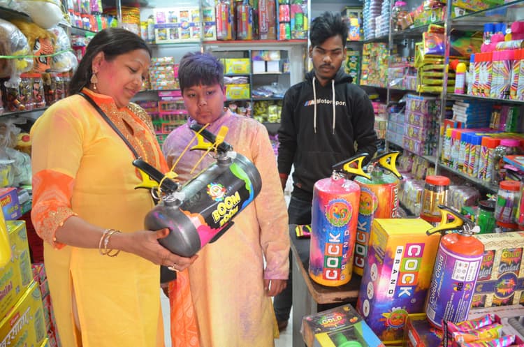 होली पर बाजार हुआ रंगीन