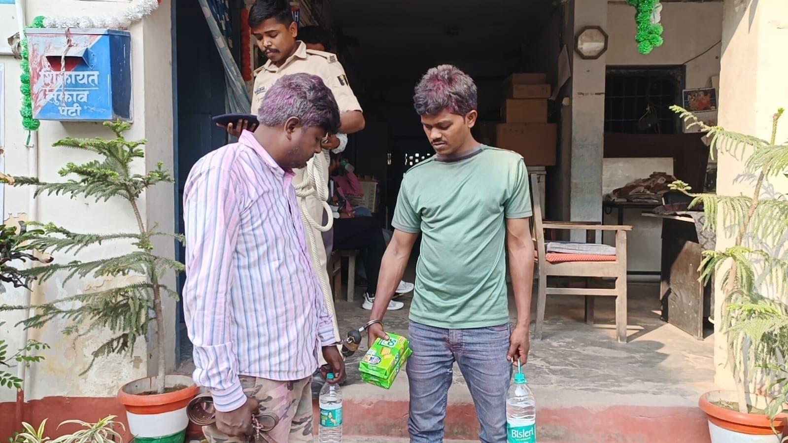 शराब की सूचना पर पहुंची पुलिस तो धंधेबाजों ने बोला हमला, आठ गिरफ्तार