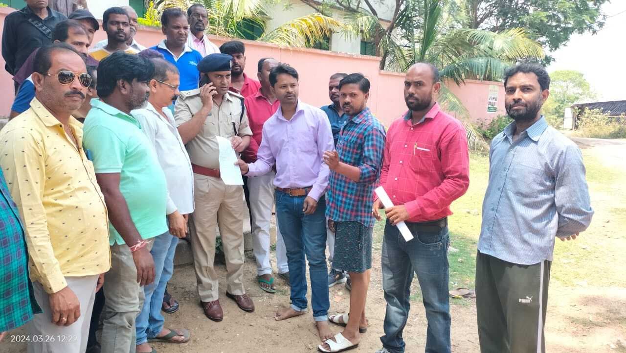 गदड़ा कॉलेज में आंबेडकर की प्रतिमा को किया क्षतिग्रस्त