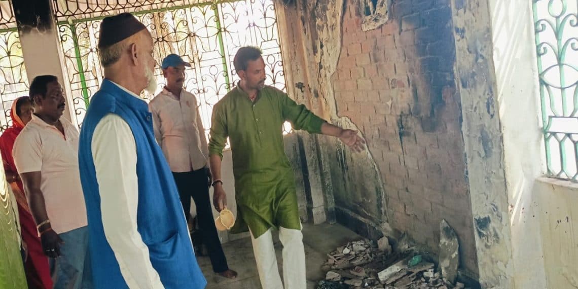 बागबेड़ा : मजार में लगी आग, पांच लाख का सामान जल कर राख