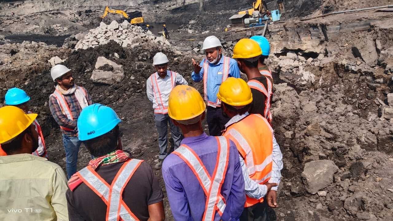गिरिडीह कोलियरी महाप्रबंधक ने किया उत्पादन कार्य का निरीक्षण