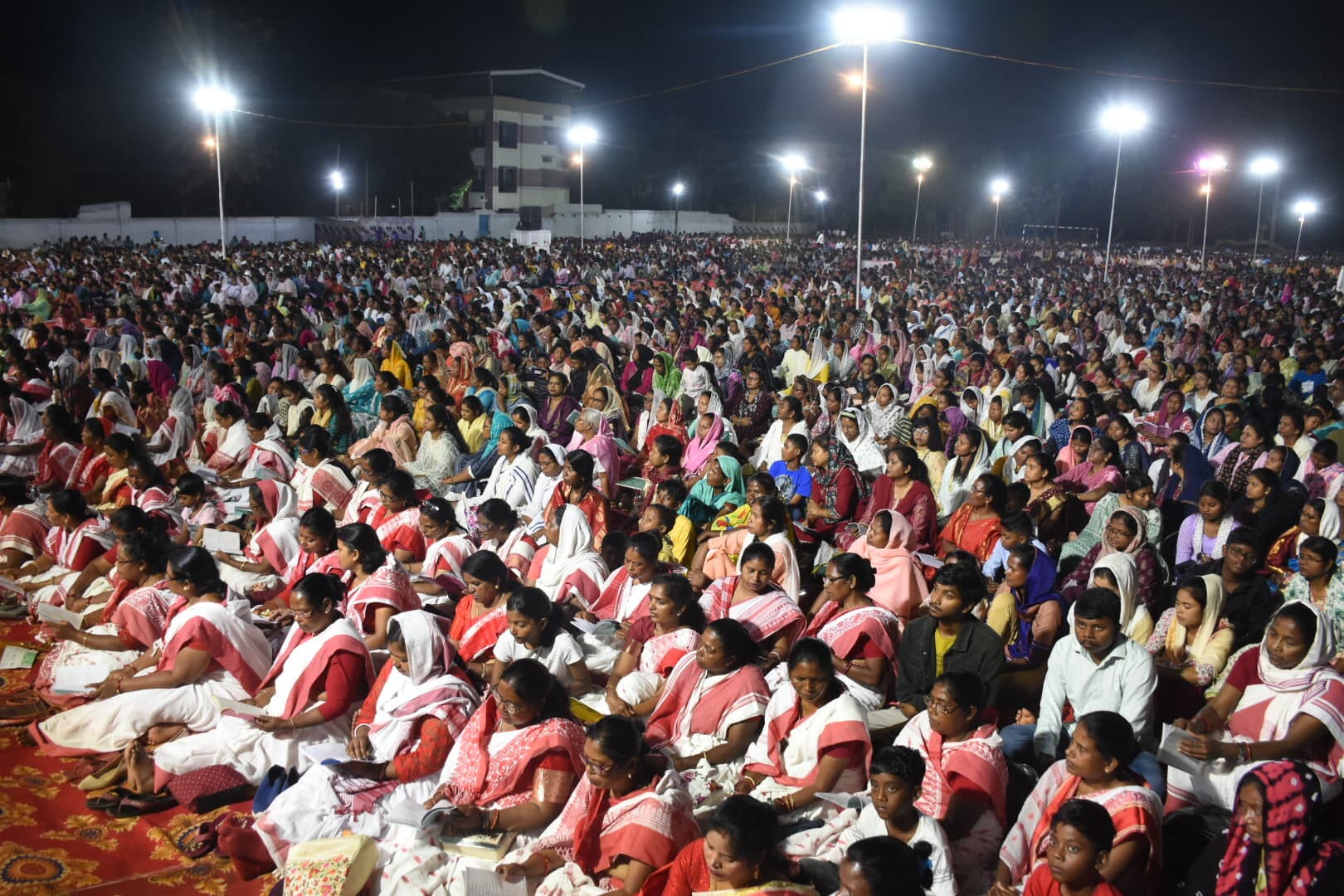 लोयला मैदान में पुण्य बृहस्पतिवार की आराधना में शामिल हुए मसीही विश्वासी, बोले आर्चबिशप :प्रभु यीशु की तरह हम भी विनम्र बनें