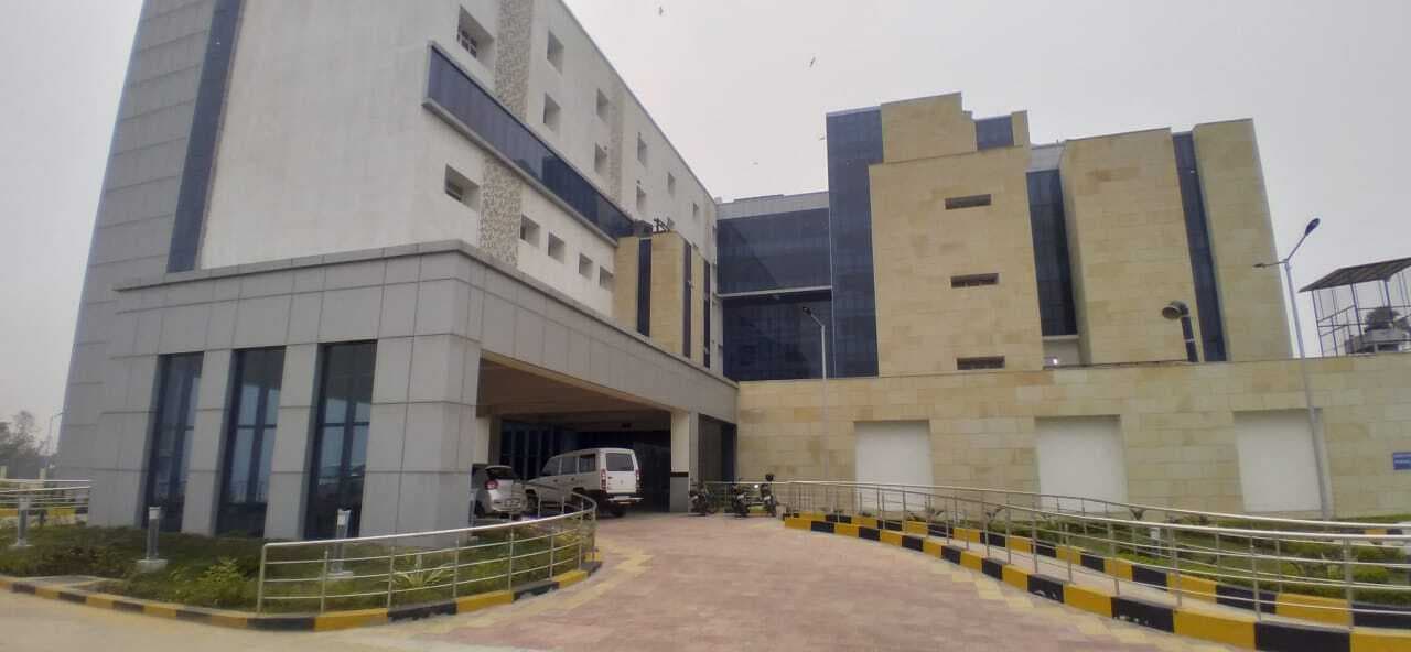 सुपर स्पेशियलिटी का नहीं आया फर्नीचर, मॉडल अस्पताल में लग रहा एसी