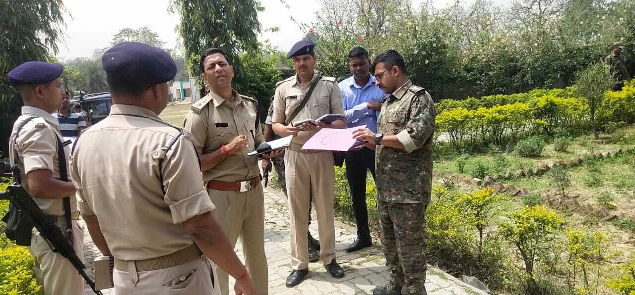 एसएसपी और ग्रामीण एसपी ने नक्सल प्रभावित क्षेत्र के बूथ व कलस्टर का किया निरीक्षण