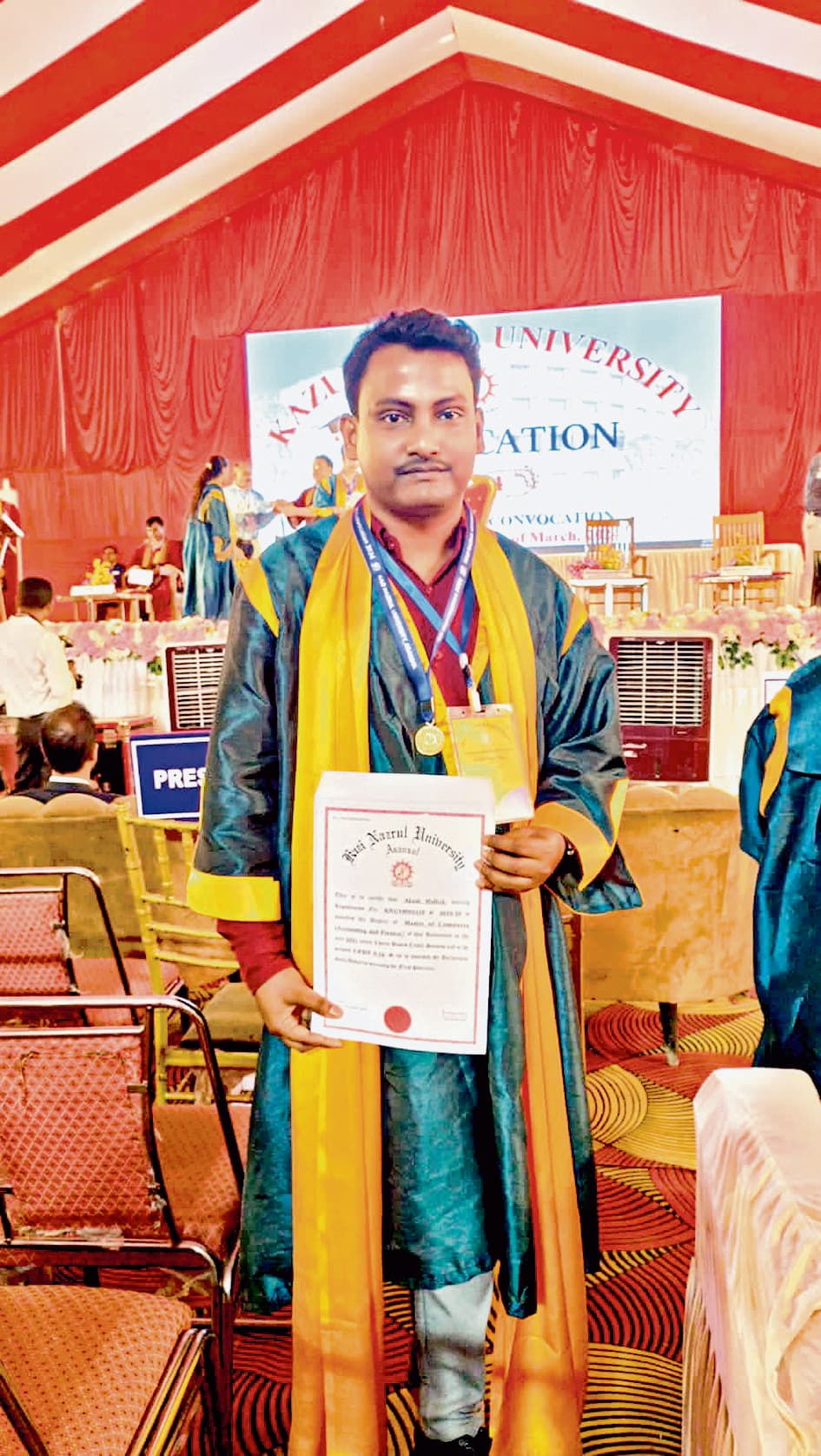 राज्यपाल से स्वर्ण पदक पाकर आकाश ने किया गौरवान्वित