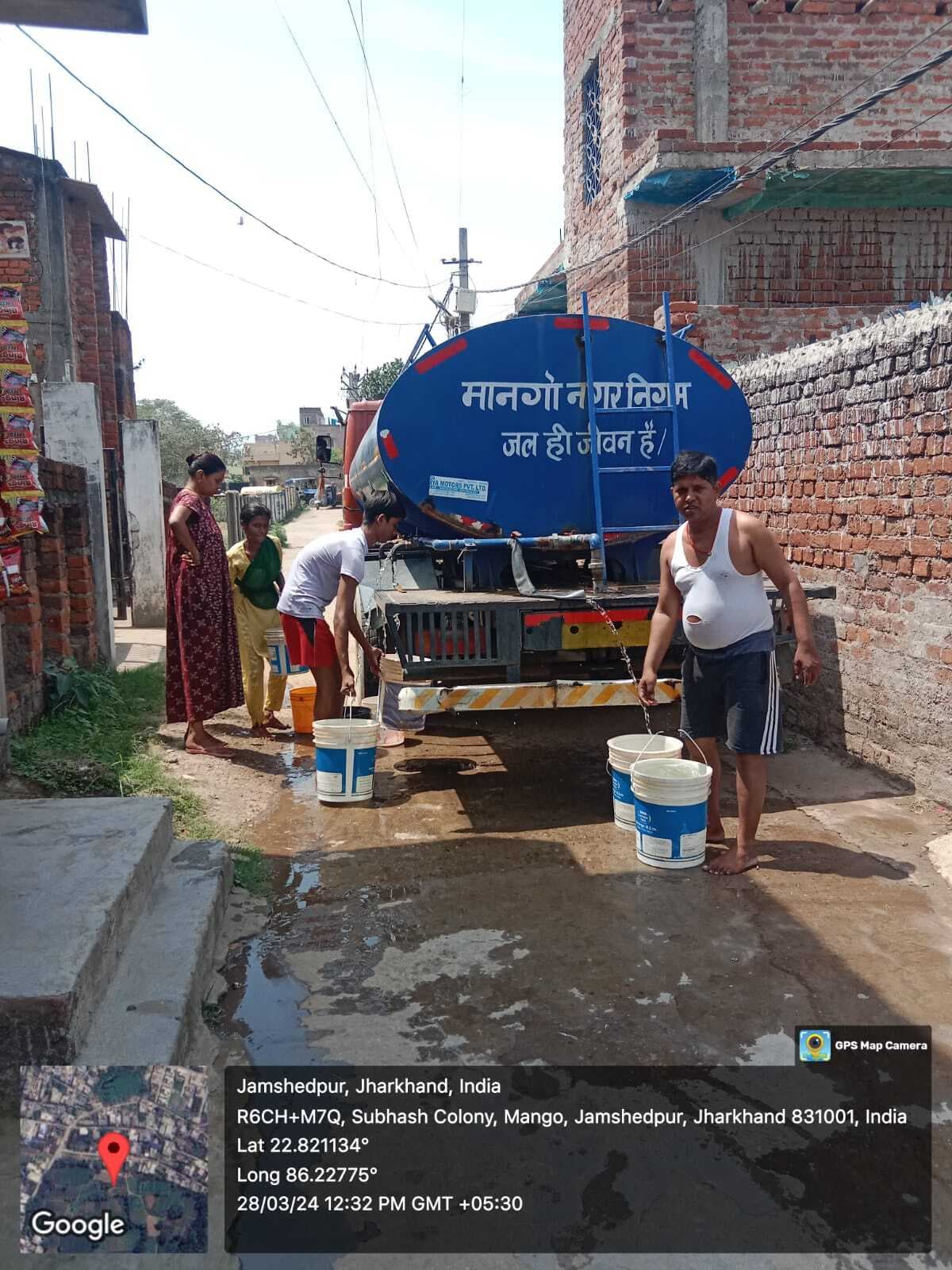 प्रभावित क्षेत्रों में मानगो निगम ने की टैंकर से जलापूर्ति