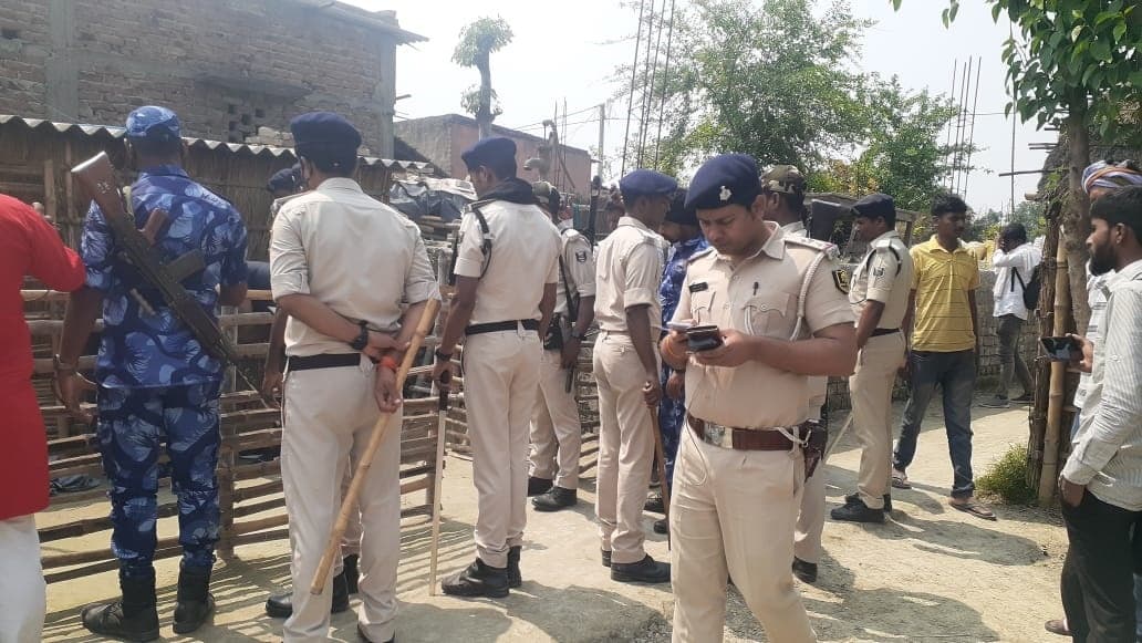 सोये में पत्नी व तीन पुत्रियों की हत्या कर सनकी पति फरार