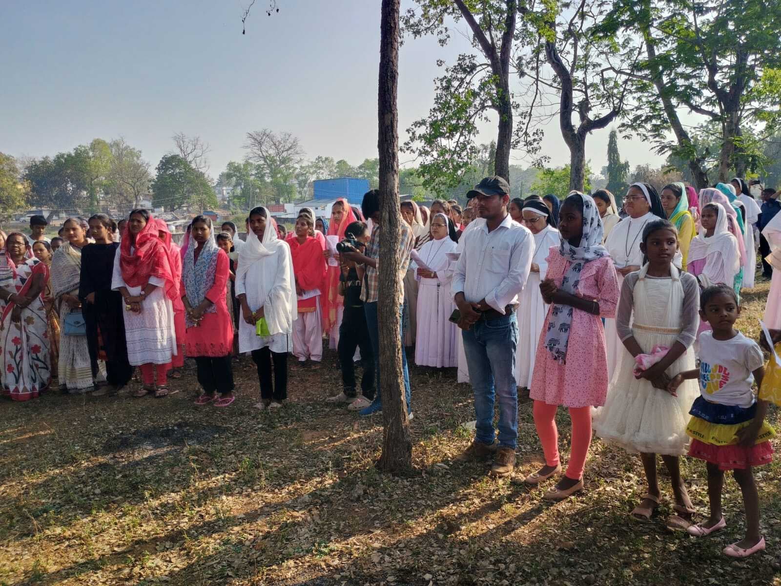 गुड फ्राइडे पर प्रभु यीशु की निकाली गयी क्रूस यात्रा