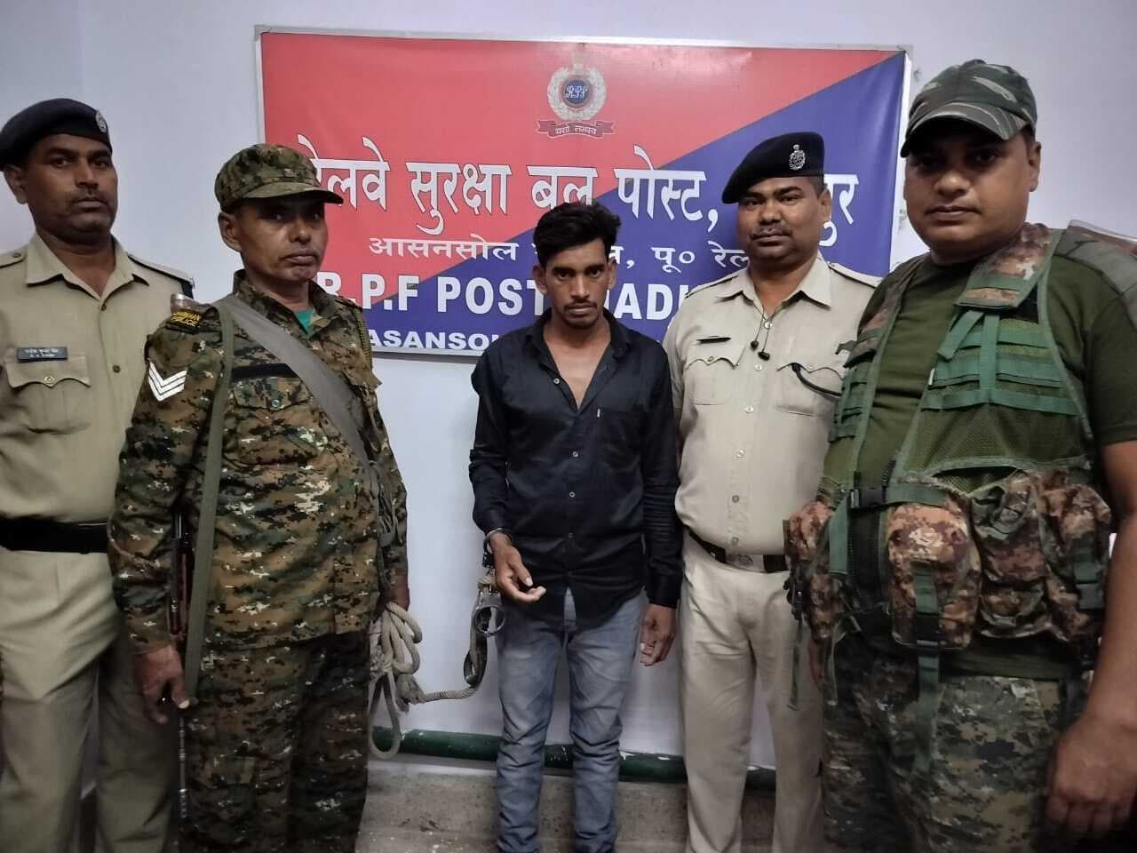 पत्नी की हत्या कर भाग रहा आरोपी युवक मधुपुर रेलवे स्टेशन से गिरफ्तार