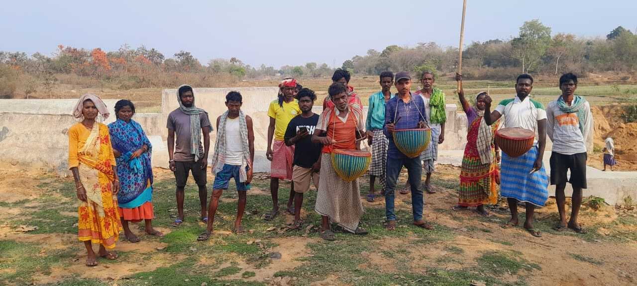 चितरा के ग्रामीणों ने मुआवजे की मांग को लेकर चेकडैम निर्माण कार्य को रोका, नगाड़ा बजाकर जताया विरोध
