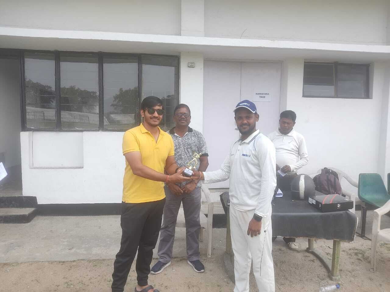 रतिराज सिंह की फिरकी में फंसी एमसीसी की टीम