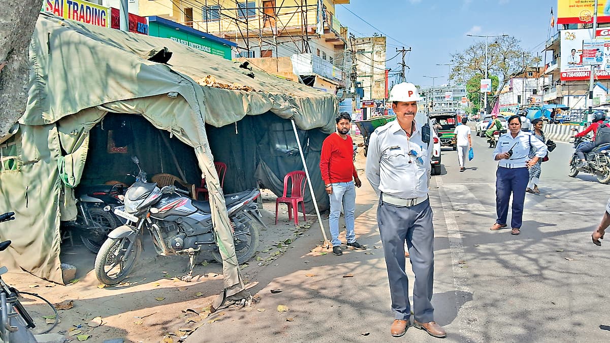 टेंट व झोपड़ीनुमा ट्रैफिक पोस्ट में ड्यूटी करने को मजबूर हैं पुलिसकर्मी