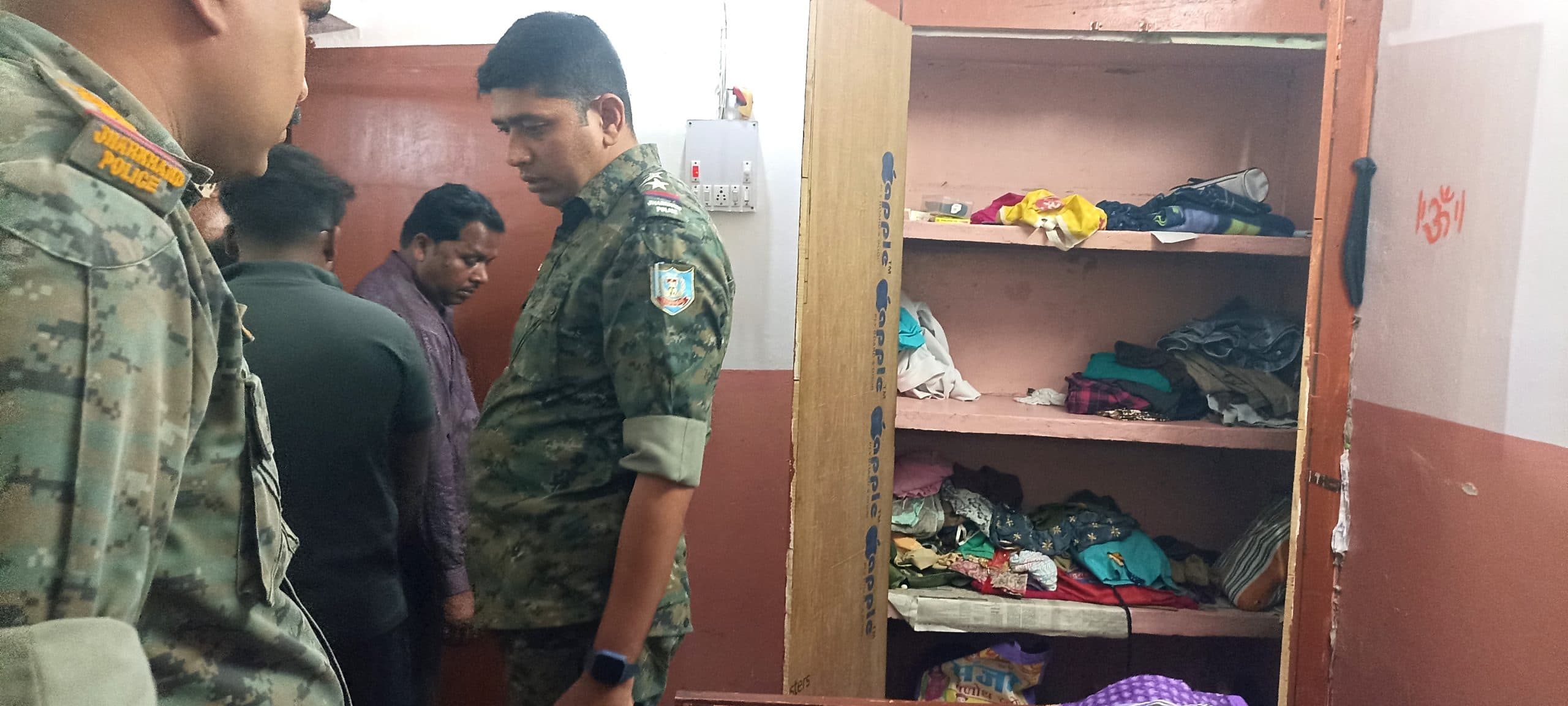 00एक ही रात तीन आवासों का ताला तोड़ कर 17 लाख के जेवरात चोरी, दहशत