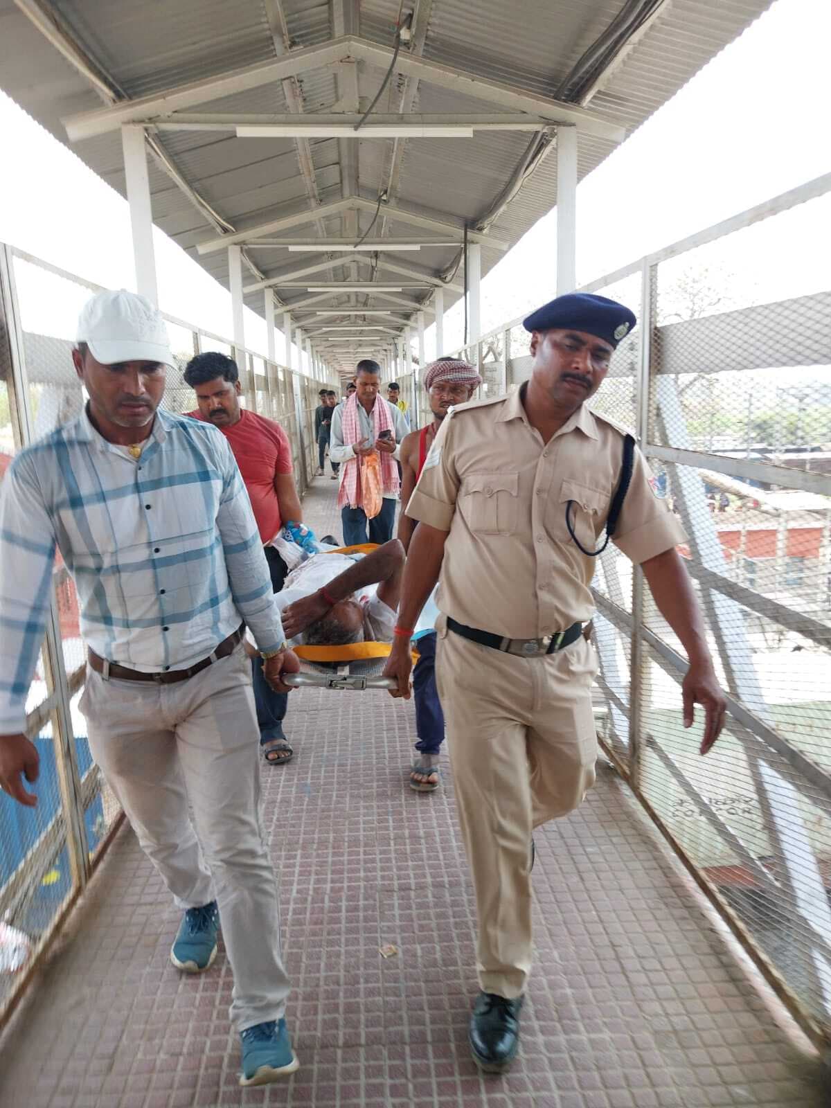 चलती ट्रेन में की चढ़ने की कोशिश, दोनों पैर कटा