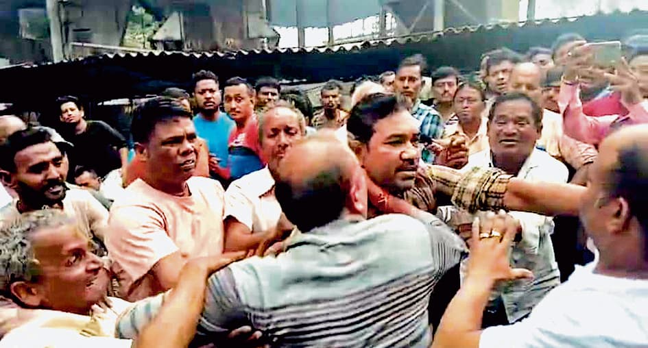 बिगड़ते हालात को एसीपी के नेतृत्व में भारी पुलिस बल ने पहुंच कर संभाला