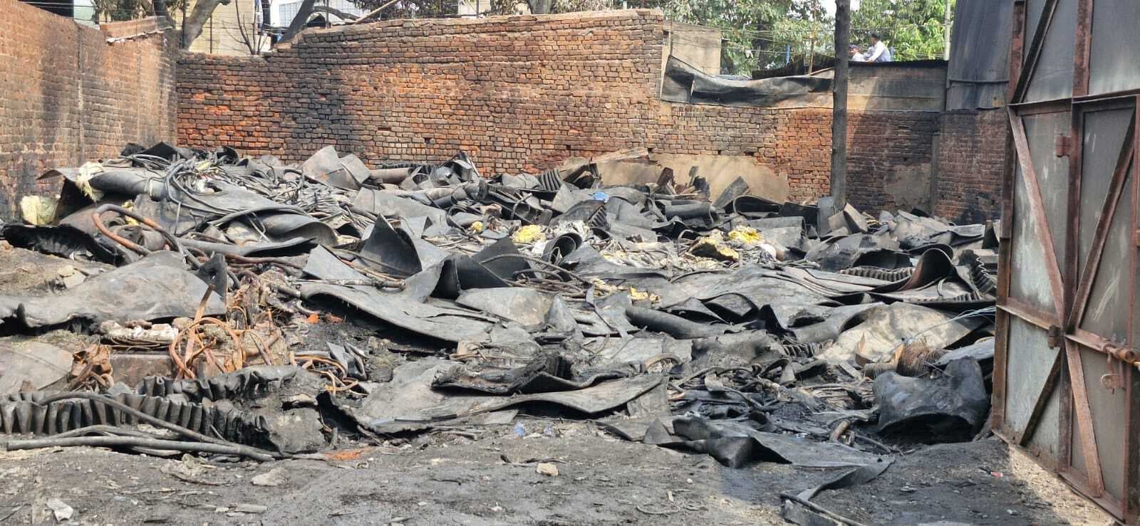 12 घंटे धधकती रही आग, 30 दमकलों ने पाया काबू