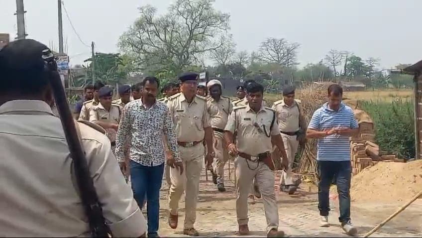 विवादित जमीन पर सड़क निर्माण रोकने गयी पुलिस बरसाया ईंट-पत्थर, एक दारोगा समेत दो पुलिसकर्मी घायल