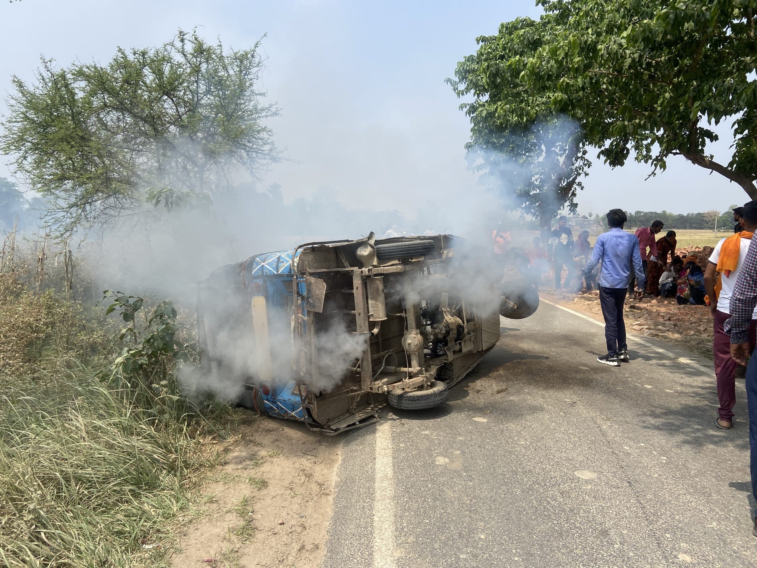 टेंपो पलटने से पाइप में लगी आग, आधा दर्जन लोग घायल