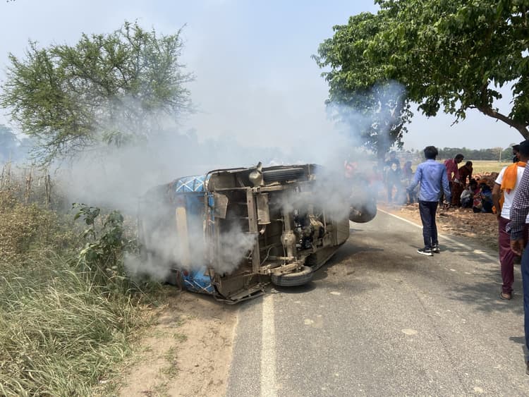 टेंपो पलटने से पाइप में लगी आग, आधा दर्जन लोग घायल