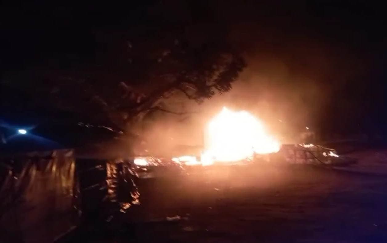 धू-धू कर जला लक्ष्मीपुर का बिरयानी हाउस, पांच लाख का नुकसान