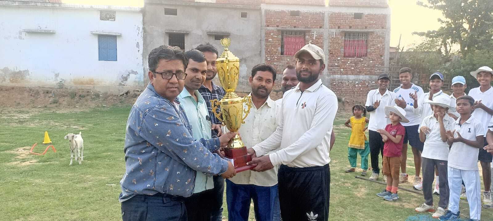 शहीद निर्मल महतो मेमो क्रिकेट ट्रॉफी के विजेता हुए पुरस्कृत