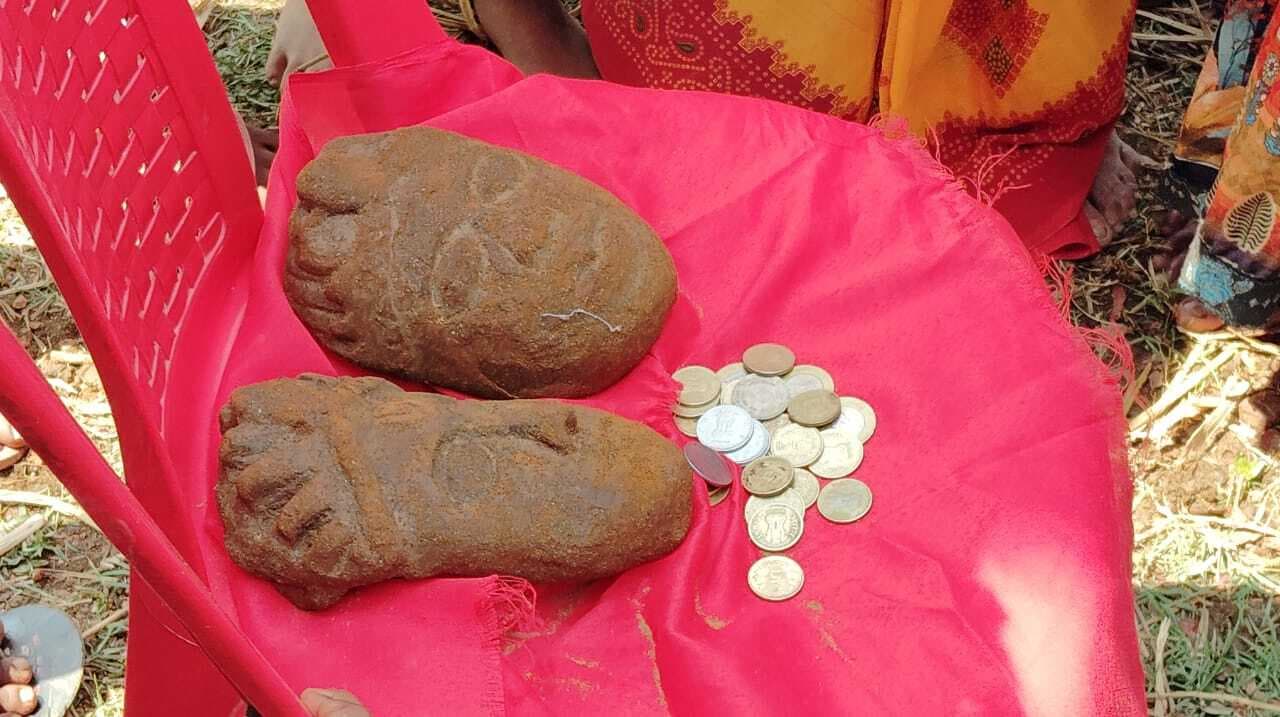 तालाब की खुदाई में मिले प्राचीनकालीन मूर्तियों के अवशेष, दर्शन को उमड़े लोग