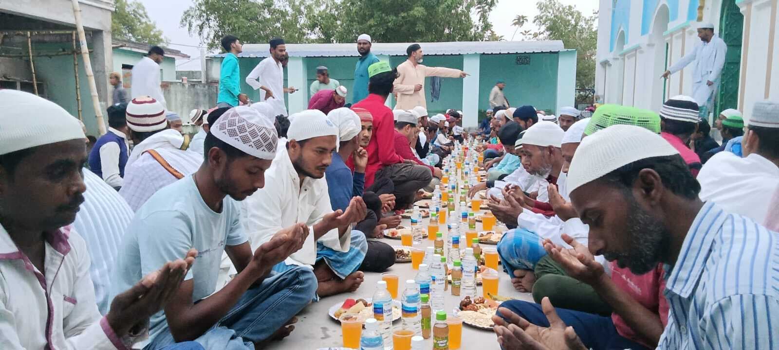 मुल्क में अमन, चैन और तरक्की की दुआ के साथ किया इफ्तार