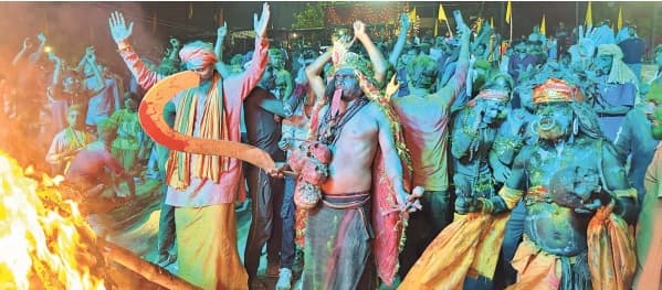 बिहार: धधकती चिताओं के बीच दिखा उल्लास का रंग, सम्मत से पहले कौनहारा घाट पर खेली गयी मसान होली